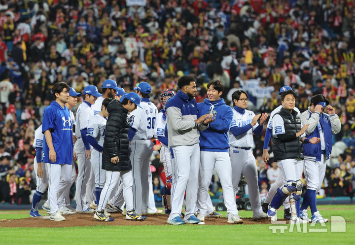 [대구=뉴시스] 김금보 기자 = 25일 대구 수성구 대구삼성라이온즈파크에서 열린 2024 KBO 포스트시즌 한국시리즈 3차전 KIA 타이거즈와 삼성 라이온즈의 경기, 4-2로 승리한 삼성 레예스와 선수들이 자축하고 있다. 2024.10.25. kgb@newsis.com