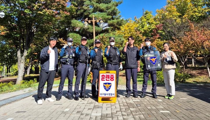 [대구=뉴시스] 대구 달서경찰서는 교제폭력 상황을 설정하고 지역 경찰 역량 강화를 위한 모의훈련(FTX)을 실시했다. (사진=대구 달서경찰서 제공) 2024.10.27. photo@newsis.com *재판매 및 DB 금지