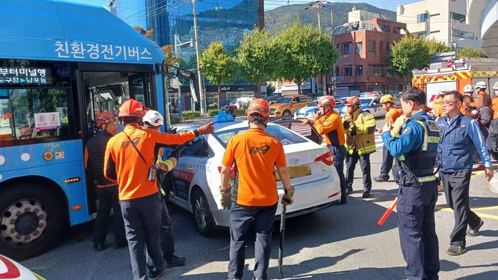 [부산=뉴시스] 26일 낮 12시19분께 부산 서구의 한 도로에서 시내버스와 택시가 충돌했다. (사진=부산소방재난본부 제공) *재판매 및 DB 금지