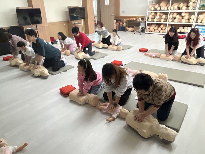 [안동=뉴시스] 26일 가톨릭상지대에서 '삼대(三代)가 함께하는 심폐소생술 교육'이 진행되고 있다. (사진=경북교육청 제공) 2024.10.26 *재판매 및 DB 금지