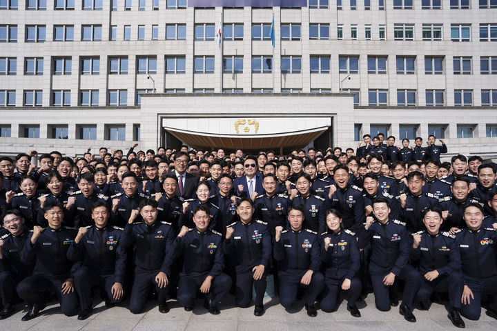 [서울=뉴시스] 최진석 기자 = 윤석열 대통령이 25일 서울 용산 대통령실에 견학 온 공군사관학교 생도들을 깜짝 방문해 기념촬영하고 있다. (사진=대통령실 제공) 2024.10.26. photo@newsis.com *재판매 및 DB 금지