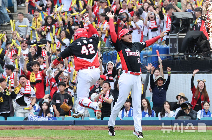 [대구=뉴시스] 김금보 기자 = 26일 대구 수성구 대구삼성라이온즈파크에서 열린 2024 KBO 포스트시즌 한국시리즈 4차전 KIA 타이거즈와 삼성 라이온즈의 경기, 3회초 2사 만루 KIA 김태군이 만루홈런을 치고 환호 하고 있다. 2024.10.26. kgb@newsis.com