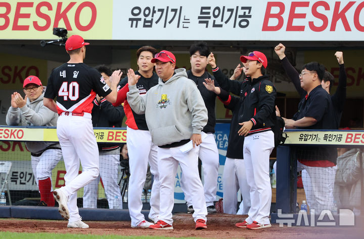 [대구=뉴시스] 김금보 기자 = 26일 대구 수성구 대구삼성라이온즈파크에서 열린 2024 KBO 포스트시즌 한국시리즈 4차전 KIA 타이거즈와 삼성 라이온즈의 경기, 6회말 KIA 네일이 교체되어 더그아웃으로 들어가며 격려를 받고 있다. 2024.10.26. kgb@newsis.com