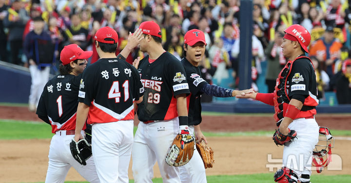 [대구=뉴시스] 김금보 기자 = 26일 대구 수성구 대구삼성라이온즈파크에서 열린 2024 KBO 포스트시즌 한국시리즈 4차전 KIA 타이거즈와 삼성 라이온즈의 경기, 9-2로 승리한 KIA 김태군과 선수들이 자축하고 있다. 2024.10.26. kgb@newsis.com