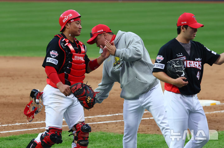 [대구=뉴시스] 전신 기자 = 26일 대구 수성구 대구삼성라이온즈파크에서 열린 2024 KBO 포스트시즌 한국시리즈 4차전 KIA 타이거즈와 삼성 라이온즈의 경기에서 9-2 승리한 KIA 이범호 감독과 김태군이 하이파이브를 하고 있다. 2024.10.26. photo1006@newsis.com