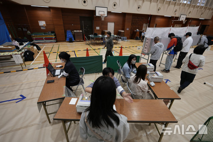 [AP/뉴시스] 일본 중의원 선거투표가 실시된 27일 아침 도쿄 투표소 