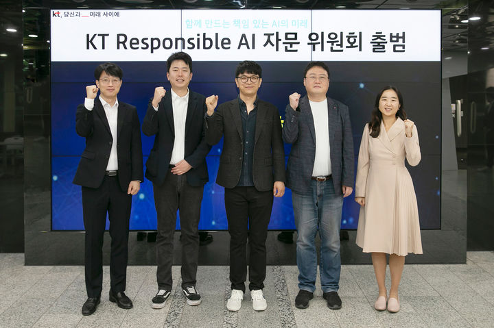  22일 KT우면연구센터에서 진행된 Responsible AI 자문 위원회 출범식에서 위원들이 기념 사진을 촬영하고 있다. 왼쪽부터 KT AI2X Lab AI기술협력담당 박완진 상무, 셀렉트스타 황민영 부대표, 고려대학교 장정선 교수, KAIST 최재식 교수, KT Responsible AI Center 배순민 센터장.(사진=KT 제공) *재판매 및 DB 금지