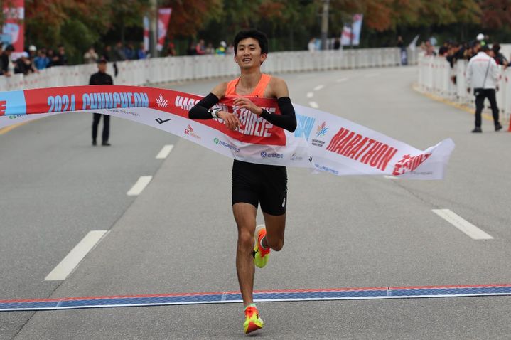 김홍록(건국대)이 27일 제78회 전국마라톤선수권대회 겸 2024 조선일보춘천마라톤대회 남자부 결승선을 통과하고 있다. (사진=대한육상연맹 제공) *재판매 및 DB 금지