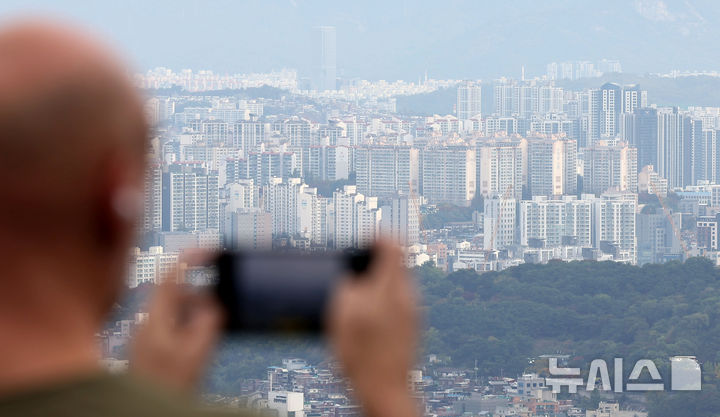 [서울=뉴시스] 홍효식 기자 = 서울 아파트값이 31주 연속 상승했으나 대출 규제 여파로 상승폭은 축소됐다. 한국부동산원이 발표한 '10월 셋째 주 주간 아파트 가격 동향'에 따르면 서울 아파트값은 0.09% 오르며 지난주(0.11%) 대비 상승폭이 꺾였다. 또한 올해 3분기 전국 땅값이 0.59% 오른 가운데 서울 강남구의 땅값은 1.45% 올라 전국에서 가장 큰 상승 폭을 보였다. 국토교통부가 발표한 '3분기 전국 지가변동률 및 토지거래량'을 보면 올해 3분기 전국 땅값은 0.59% 상승해 전 분기보다 상승폭이 0.04%포인트 커졌다. 전국 250개 시군구 가운데 서울 강남구 땅값 상승률이 1.45%로 가장 높았고 이어 경기 성남 수정구, 용인 처인구가 뒤를 이었다. 27일 서울 용산구 남산에서 바라본 서울 아파트 모습. 2024.10.27. yesphoto@newsis.com