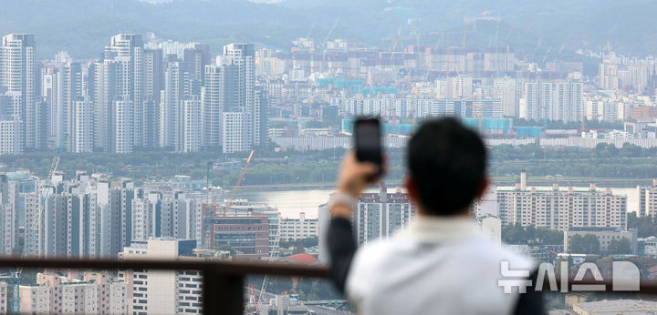 [서울=뉴시스] 홍효식 기자 = 서울 아파트값이 31주 연속 상승했으나 대출 규제 여파로 상승폭은 축소됐다. 한국부동산원이 발표한 '10월 셋째 주 주간 아파트 가격 동향'에 따르면 서울 아파트값은 0.09% 오르며 지난주(0.11%) 대비 상승폭이 꺾였다. 또한 올해 3분기 전국 땅값이 0.59% 오른 가운데 서울 강남구의 땅값은 1.45% 올라 전국에서 가장 큰 상승 폭을 보였다. 국토교통부가 발표한 '3분기 전국 지가변동률 및 토지거래량'을 보면 올해 3분기 전국 땅값은 0.59% 상승해 전 분기보다 상승폭이 0.04%포인트 커졌다. 전국 250개 시군구 가운데 서울 강남구 땅값 상승률이 1.45%로 가장 높았고 이어 경기 성남 수정구, 용인 처인구가 뒤를 이었다. 27일 서울 용산구 남산에서 바라본 서울 아파트 모습. 2024.10.27. yesphoto@newsis.com