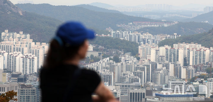 [서울=뉴시스] 홍효식 기자 = 서울 아파트값이 31주 연속 상승했으나 대출 규제 여파로 상승폭은 축소됐다. 한국부동산원이 발표한 '10월 셋째 주 주간 아파트 가격 동향'에 따르면 서울 아파트값은 0.09% 오르며 지난주(0.11%) 대비 상승폭이 꺾였다. 또한 올해 3분기 전국 땅값이 0.59% 오른 가운데 서울 강남구의 땅값은 1.45% 올라 전국에서 가장 큰 상승 폭을 보였다. 국토교통부가 발표한 '3분기 전국 지가변동률 및 토지거래량'을 보면 올해 3분기 전국 땅값은 0.59% 상승해 전 분기보다 상승폭이 0.04%포인트 커졌다. 전국 250개 시군구 가운데 서울 강남구 땅값 상승률이 1.45%로 가장 높았고 이어 경기 성남 수정구, 용인 처인구가 뒤를 이었다. 27일 서울 용산구 남산에서 바라본 서울 아파트 모습. 2024.10.27. yesphoto@newsis.com