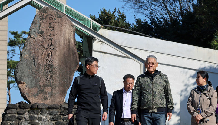 [서울=뉴시스] 조수정 기자 = 유인촌 문화체육관광부 장관이 26일 자전거 순례로 강원 철원 백마고지 전적지 위령비를 찾아 희생자를 추모한 뒤, 이동하고 있다. (사진=문화체육관광부 제공) 2024.10.27. photo@newsis.com *재판매 및 DB 금지