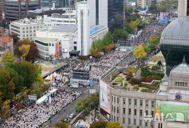 [서울=뉴시스] 홍효식 기자 = 27일 서울 세종대로에서 한국교회연합이 주최한 악법 저지를 위한 200만 연합예배 및 큰 기도회가 열리고 있다. 2024.10.27. yesphoto@newsis.com