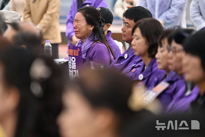 [광주=뉴시스] 이영주 기자 = 10·29 이태원 참사 2주기를 이틀 앞둔 27일 오후 광주 남구 백운광장에서 열린 참사 2주기 추모식 현장에서 희생자의 유가족이 눈물을 흘리고 있다. 2024.10.27. leeyj2578@newsis.com