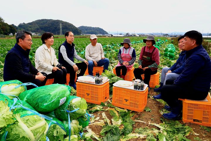 [서울=뉴시스] 황준선 기자 = 한덕수 국무총리와 송미령 농림축산식품부 장관이 27일 충남 아산시의 한 배추 농가를 찾아 농민과 대화하고 있다. (사진=농림축산식품부 제공) 2024.10.27. photo@newsis.com *재판매 및 DB 금지