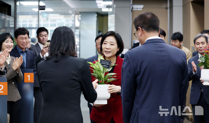 [서울=뉴시스] 김진아 기자 = 오영주 중소벤처기업부 장관이 지난달 28일 오전 서울 구로구 IBK기업은행 구로동지점에서 열린 '중소기업 재직자 우대 저축공제' 축하 행사에 참석해 화분을 선물하고 있다. 2024.10.18. bluesoda@newsis.com