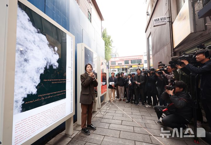 [서울=뉴시스] 추상철 기자 = 28일 오전 서울 용산구 이태원역 1번 출구 인근 사고 현장에서 열린 10.29 이태원 참사 2주기 '기억과 안전의 길' 빌보드 개막 기자회견에서 권은비 작가가 작품에 대해 설명하고 있다. (공동취재) 2024.10.28. photo@newsis.com