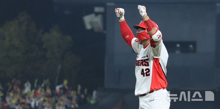 [광주=뉴시스] 김금보 기자 = 28일 광주 북구 광주-기아챔피언스필드에서 열린 2024 KBO 포스트시즌 한국시리즈 5차전 KIA 타이거즈와 삼성 라이온즈의 경기, 1사 1,3루 KIA 김태군이 1타점 내야 땅볼을 치고 기뻐하고 있다. 2024.10.28. kgb@newsis.com