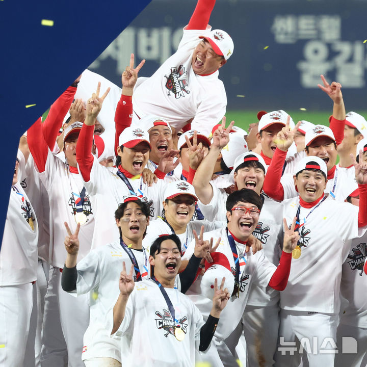 [광주=뉴시스] 전신 기자 = 28일 광주 북구 광주-기아챔피언스필드에서 2024 KBO 포스트시즌 한국시리즈 4승 1패의 기록으로 통합 우승을 차지한 KIA 타이거즈 선수들이 이범호 감독을 헹가래 하고 있다. photo1006@newsis.com