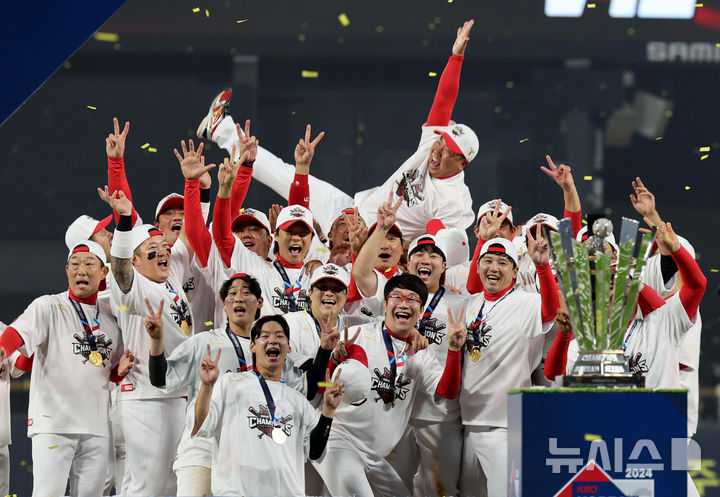 [광주=뉴시스] 김금보 기자 = 28일 광주 북구 광주-기아챔피언스필드에서 2024 KBO 포스트시즌 한국시리즈 4승 1패의 기록으로 통합 우승을 차지한 KIA 타이거즈 선수들이 이범호 감독을 헹가래 하고 있다. 2024.10.28. kgb@newsis.com