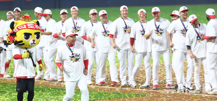 [광주=뉴시스] 전신 기자 = 28일 광주 북구 광주-기아챔피언스필드에서 2024 KBO 포스트시즌 한국시리즈 4승 1패의 기록으로 통합 우승을 차지한 KIA 타이거즈 이범호 감독과 선수들이 삐끼삐끼 춤을 추고 있다. photo1006@newsis.com