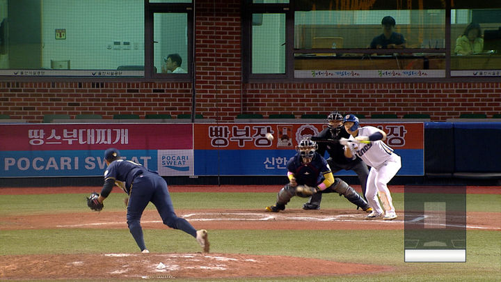 [서울=뉴시스] NC 다이노스 김한별이 28일 울산 문수구장에서 열린 2024 울산 KBO 가을리그 준결승전에서 팀 LMB(멕시칸리그 연합)를 상대로 스퀴즈번트를 시도, 결승타의 주인공이 됐다. (사진=KBO 제공) 2024.10.29. *재판매 및 DB 금지