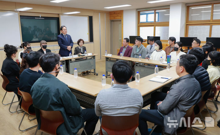 [전주=뉴시스] 서거석 전북특별자치도교육감은 29일 교권침해 현장인 전주A초등학교를 방문해 학교 교직원과 학부모들을 만나 악성 민원에 대해 엄정 대응을 약속했다. 2024.10.29 (사진= 전북자치도교육청 제공) *재판매 및 DB 금지