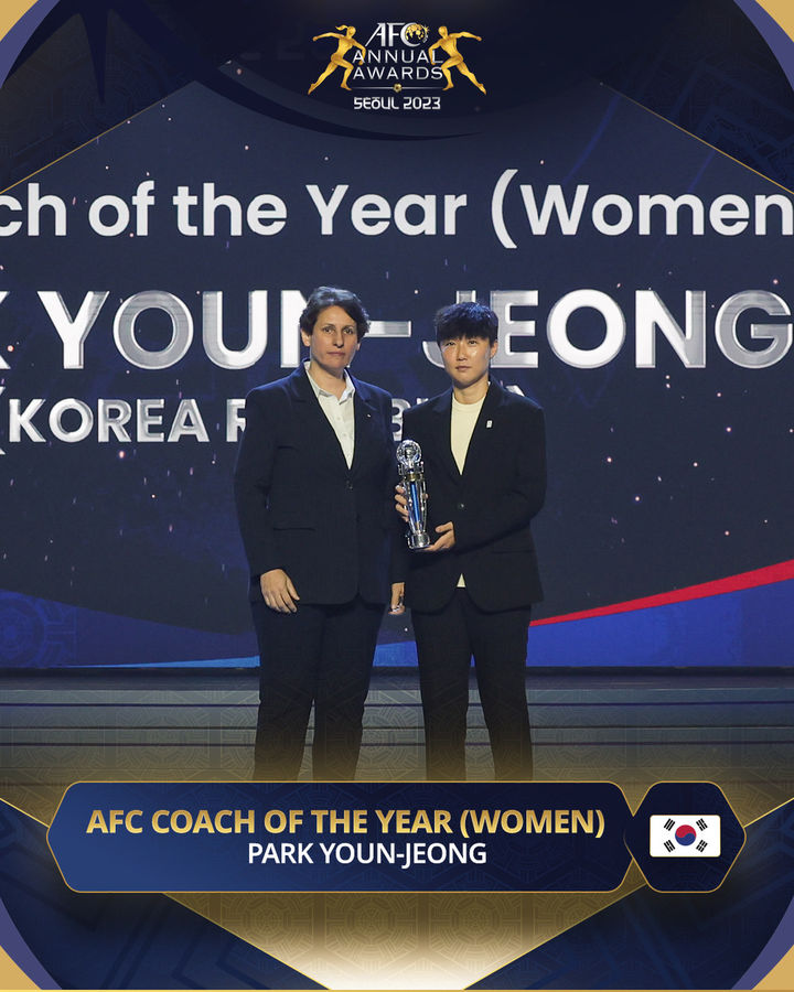 [서울=뉴시스] 29일 AFC 애뉴얼 어워즈 서울 2023에서 올해의 여자 지도상을 받은 박윤정 감독. (사진=AFC SNS 캡처) *재판매 및 DB 금지