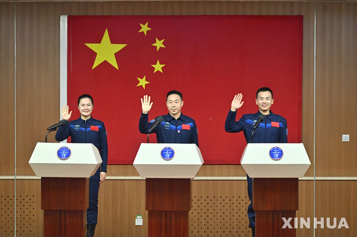 [주취안=신화/뉴시스] 중국이 자체 건설한 우주정거장 '톈궁'(天宮)에서 연구를 수행한 중국 우주인을 태운 우주선 '선저우 19호'를 30일 발사한다. 사진은 29일 간쑤성 주취안 위성발사센터에서 개최된 기자회견에서 선저우 19호 우주인들이 취재진과 인사하는 모습. 2024.10.29