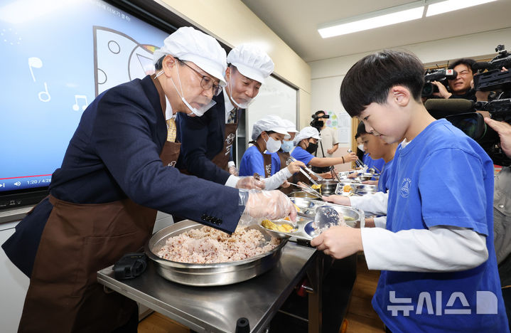 [서울=뉴시스] 황준선 기자 = 정근식 서울시교육감이 29일 서울 도봉구 창경초등학교를 방문해 학생들에게 급식을 배식하고 있다. 2024.10.29. hwang@newsis.com