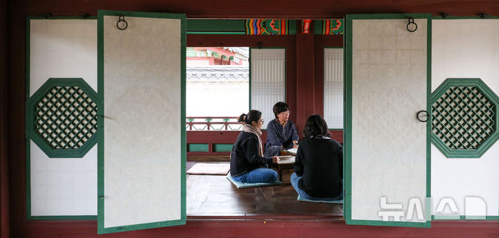 [서울=뉴시스] 김선웅 기자 = 29일 서울 종로구 창덕궁 궐내각사 권역 검서청에서 독서모임 회원들이 독서·토론 활동을 하고 있다. 국가유산청 궁능유적본부 창덕궁관리소는 29일부터 11월 3일까지 매일 창덕궁 궐내각사 권역에 위치한 규장각과 검서청 공간을 독서 관련 활동 모임 또는 단체들이 이용할 수 있도록 대여하는 '창덕궁 깊이보기, 궐내각사 규장각' 프로그램을 운영한다. 규장각과 검서청은 평소 문화유산 관리를 위해 내부관람이 제한되지만 독서의 계절 가을을 맞아 토론, 시 낭독 등 독서 관련 활동을 할 수 있도록 한시적으로 사전 신청 단체에 한해 내부가 공개된다. 2024.10.29. mangusta@newsis.com