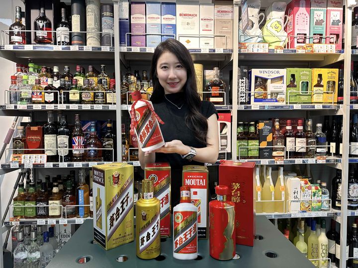 접대·뇌물 단골 '마오타이' 반값 됐다…中 공무원 긴축령에 직격탄 접대·뇌물 단골 '마오타이' 반값 됐다…中 공무원 긴축령에 직격탄