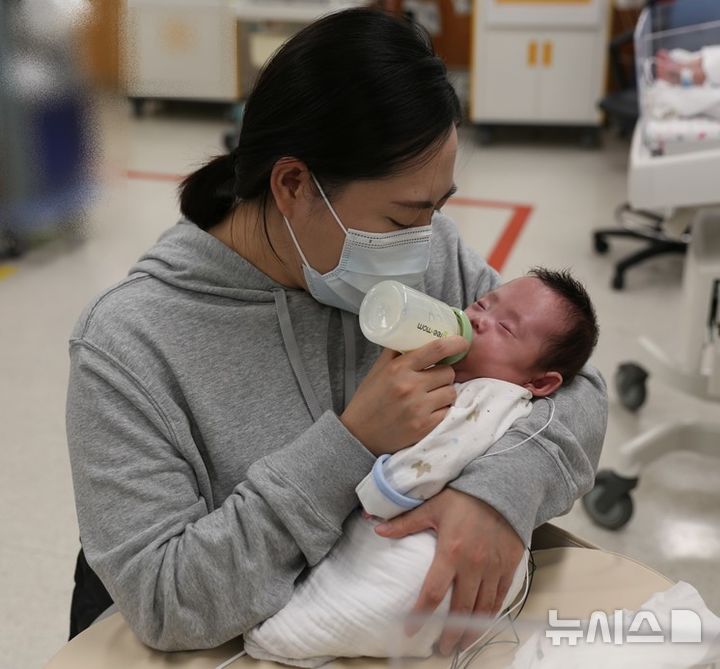 [서울=뉴시스]512g의 초극소미숙아로 태어난 예찬이가 약 5개월 만에 3.68kg로 건강하게 가족의 품으로 돌아갔다. 엄마가 수유하는 모습. (사진=서울성모병원 제공) 2024.10.30. photo@newsis.com. 