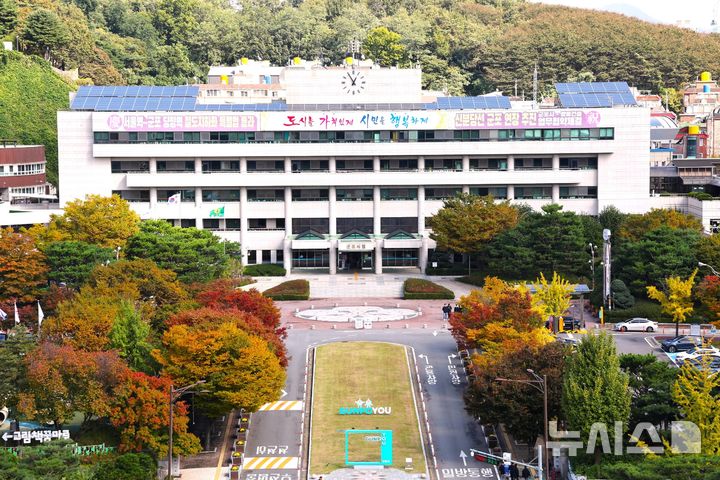 [군포=뉴시스] 단풍이 아름답게 물든 군포시청 전경.  (사진=뉴시스 DB). photo@@newsis.com