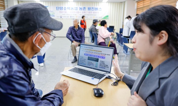 [뉴시스 앵글]"병원 버스가 왔어유"…단양 농촌마을 시끌