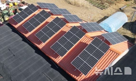 (Hwaseong = Newsis) Solar panel installed as a new and renewable energy convergence support project (Photo = Provided by Hwaseong City 02024.10.30.photo@newsis.com