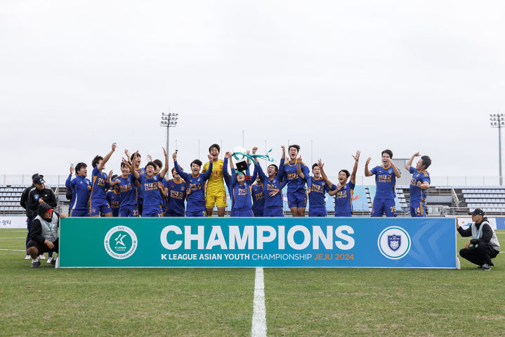 [서울=뉴시스] K리그 아시안 유스 챔피언십 제주 2024에서 우승한 울산 HD 유스. (사진=한국프로축구연맹 제공) *재판매 및 DB 금지