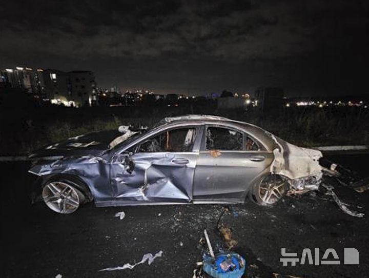 [파주=뉴시스] 벤츠차량 화재. (사진=경기도북부소방재난본부 제공) 2024.10.30 photo@newsis.com