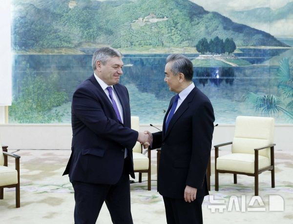 [베이징=뉴시스] 왕이 중국 공산당 중앙정치국 위원 겸 외교부장은 30일 베이징에서 안드레이 루덴코 러시아 외무차관과 접견했다고 중국 외교부가 밝혔다. 사진은 악수를 나누는 왕 부장과 루덴코 차관.(사진=중국 외교부 홈페이지 갈무리) 2024.10.30 photo@newsis.com