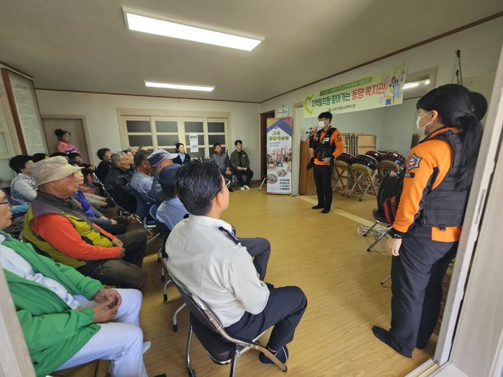 [고성(경남)=뉴시스] 신정철 기자= 김성수 경남 고성소방서장은 30일 고성군 삼산면 판곡마을을 방문해 ‘지역밀착형 찾아가는 동행복지관’ 서비스를 실시했다.(사진=고성소방서 제공).2024.10.30. photo@newsis.com *재판매 및 DB 금지