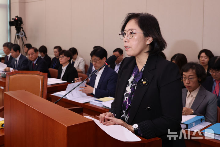 [서울=뉴시스] 권창회 기자 = 신영숙 여성가족부 장관 직무대행이 지난 30일 오전 서울 여의도 국회에서 열린 여성가족위원회 국정감사에서 업무보고를 하고 있다. 2024.10.30. kch0523@newsis.com