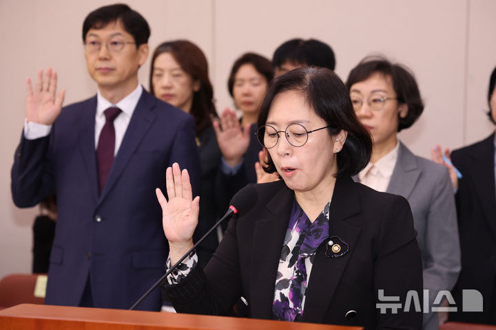 [서울=뉴시스] 권창회 기자 = 신영숙 여성가족부 장관 직무대행이 30일 오전 서울 여의도 국회에서 열린 여성가족위원회 국정감사에서 증인선서를 하고 있다. 2024.10.30. kch0523@newsis.com