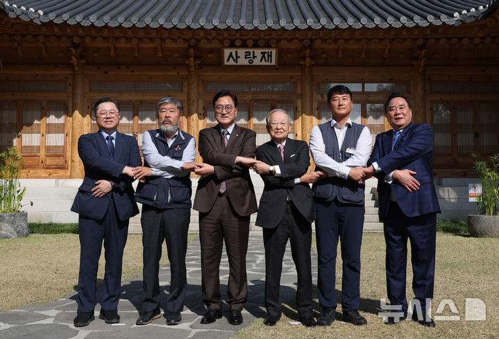 [서울=뉴시스] 고승민 기자 = 우원식 국회 의장이 30일 서울 여의도 국회 사랑재 앞에서 '국회의 사회적 대화를 위한 국회의장-노사 5단체 대표 오찬 간담회'를 하기 전 참석자들과 기념촬영하고 있다.  왼쪽부터 박일준 대한상공회의소 상근부회장, 김동명 한국노총 위원장, 우원식 국회 의장, 손경식 한국경영자총협회장, 양경수 민주노총 위원장, 배조웅 중소기업중앙회 수석부회장. 2024.10.30. kkssmm99@newsis.com