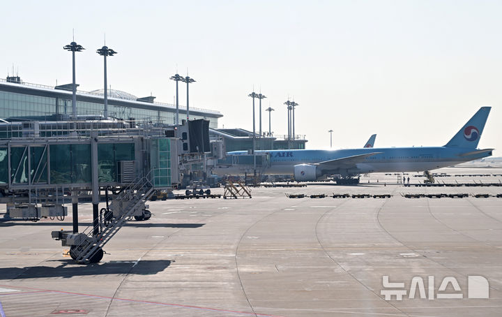 [인천공항=뉴시스] 김선웅 기자 = 30일 인천국제공항 제2여객터미널에서 실시된 4단계 운영준비 현장점검에서 이학재 인천공항공사 사장, 우기홍 대한항공 사장 등이 탄 대한항공 B777 기체가 지상이동하는 가운데 인천공항 제2터미널 확장지역이 보이고 있다. (공동취재) 2024.10.30. photo@newsis.com