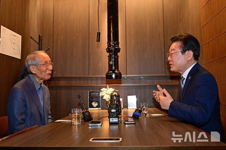 [서울=뉴시스] 권창회 기자 = 이재명 더불어민주당 대표가 지난해10월 30일 오전 서울 여의도 한 식당에서 윤여준 전 환경부 장관과 오찬 회동을 하고 있다. (공동취재) 2024.10.30. photo@newsis.com