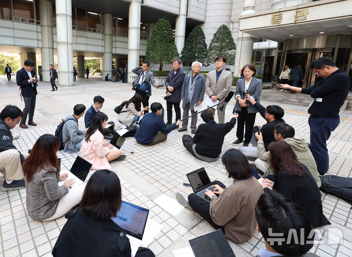 [서울=뉴시스] 이영환 기자 = 이상희 변호사가 30일 오후 서울 서초구 서울중앙지방법원 앞에서 일본제철 주식회사 상대 '전범기업 손해배상' 소송 선고관련 기자회견에서 발언을 하고 있다. 왼쪽 두번째부터 김영환 민족문제연구소 대외협력실장, 일제강점기 강제징용 피해자인 이춘식 할아버지의 장남 이창환 씨, 임재성 변호사, 이상희 변호사. 2024.10.30. 20hwan@newsis.com