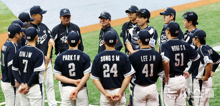 [서울=뉴시스] 홍효식 기자 = 류중일 한국 야구대표팀 감독이 30일 서울 구로구 고척스카이돔에서 진행된 2024 WBSC 프리미어12 대표팀 훈련에서 선수들과 대화하고 있다. 2024.10.30. yesphoto@newsis.com