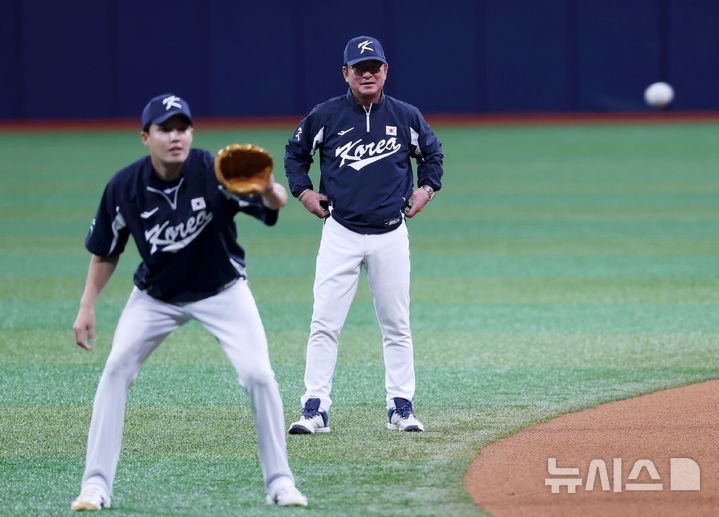 [서울=뉴시스] 홍효식 기자 = 류중일(오른쪽) 한국 야구대표팀 감독이 30일 서울 구로구 고척스카이돔에서 진행된 2024 WBSC 프리미어12 대표팀 훈련에서 임찬규 선수를 지켜보고 있다. 2024.10.30. yesphoto@newsis.com