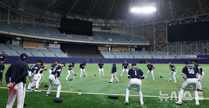 [서울=뉴시스] 홍효식 기자 = 2024 WBSC 프리미어12에 출전하는 한국 야구 대표팀이 30일 서울 구로구 고척스카이돔에서 훈련에 앞서 몸을 풀고 있다. 2024.10.30. yesphoto@newsis.com