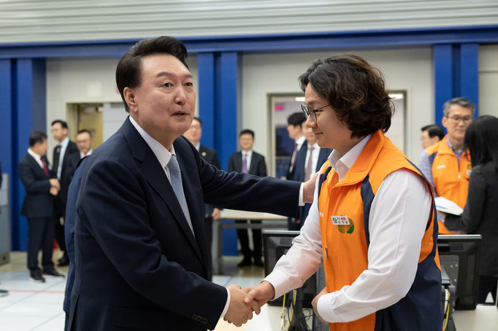 [울진=뉴시스] 최진석 기자 = 윤석열 대통령이 30일 경북 울진군 한국수력원자력 한울원자력본부를 방문해 주제어실 시찰 뒤 직원을 격려하고 있다. (사진=대통령실 제공) 2024.10.30. photo@newsis.com *재판매 및 DB 금지